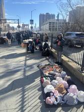 A handful of unlicensed vendors are spreading their blankets with souvenir caps and trinkets and setting up snack carts with food and drink on the Manhattan side of the Brooklyn Bridge even though a ban against vendors on all city bridges was put in place nearly a year ago.