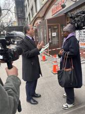 Comptroller Brad Lander, who racked up five endorsements from West Side Democratic clubs, took his campaign for mayor to Zabar’s on Broadway and West 80th Street on the first day of gathering petitions on Feb. 25.