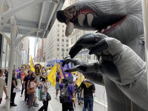 32BJ SEIU members and supporters took the streets of 529 Fifth Avenue to rally. (Photo: 32BJ SEIU)