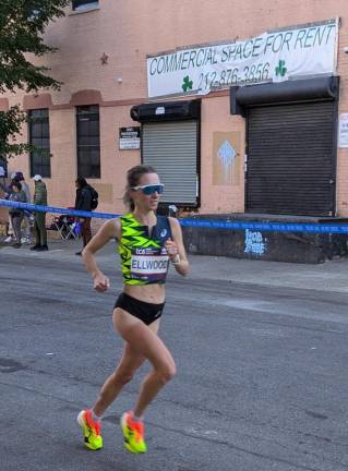 Behind the women’s leaders, elite women like Carrie Ellwood maintain their own fast pace. She would finish in 23rd place, averaging 6:03 miles.