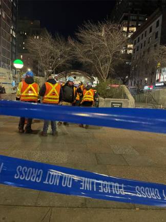 MTA workers toiled throught the night of Jan. 4 following the subway derailment at the W. 96th St. station but train service interruptions continued to plague the 1,2, and 3 lines the following day. Photo: Geraldine Braun