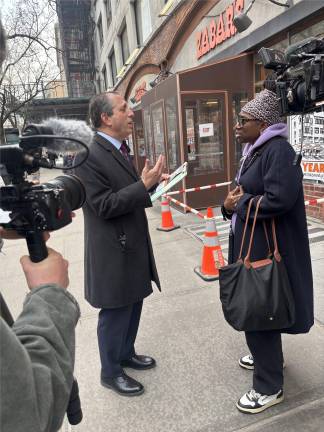 Comptroller Brad Lander, who racked up five endorsements from West Side Democratic clubs recently, took his campaign for mayor to Zabar’s on Broadway and W. 80th St. on the first day of gathering petitions on Feb. 25.