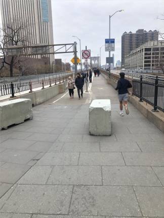 The Manhattan side of the Brooklyn Bridge is vendor free on Jan. 3, the first day the DOT’s new “no vendors” regulation was enforced. Photo: Keith J. Kelly