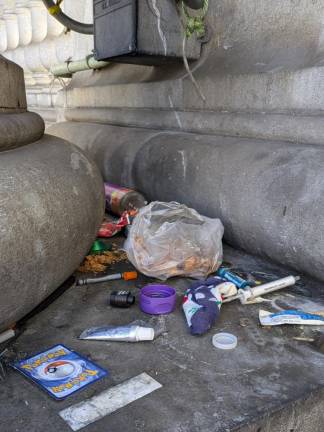 Life among the Manhattan Bridge colonnades, needles included; September 11, 2024.