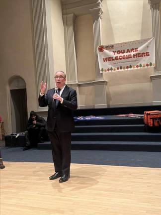 Scott Stringer, the former NYC Comptroller and current mayoral candidate, told assembled immigrants that local officials would protect them.