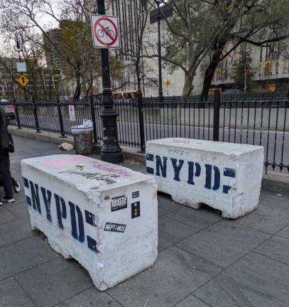 Dozens of Illegal Vendors— &amp; One Giant Ape—Reclaim Brooklyn Bridge from City