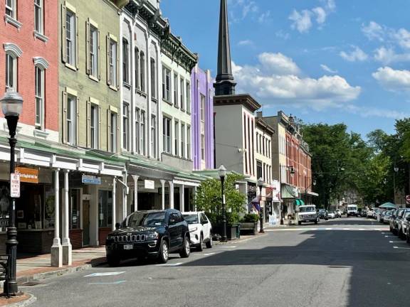 In Kingston, Wall Street is preserved for eight blocks with no new buildings in sight. Shopping and dining are possible in and around the surrounding area of the Stockade, and make for a good stroll amidst buildings that are over 100 years old.