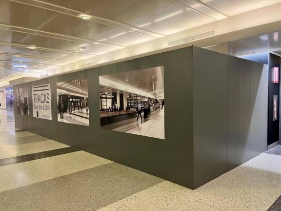 Looking like a misdirected installation of an art exhibition, since December, Grand Central Madison travelers may have noticed this hulking boxed off area; no Picassos or Renoirs inside—it is a construction area for the brand new Tracks Bar and Grill to be open on the concourse. With its Spring opening, bivalves, crustaceans, hamburgers, beverages will be served, ending the two-year-old terminal’s status as a restaurant desert.