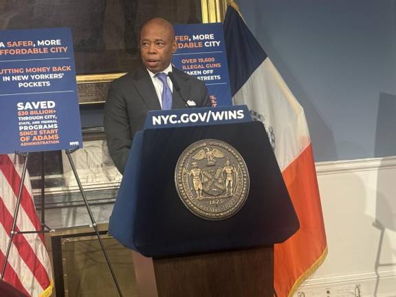 Eric Adams at his New Year’s Eve press conference at City Hall vowed to personally check out the vendor situation on the Brooklyn Bridge to make sure “chaos” had not returned. Street vendors, banned a year ago, have started to slip back to sell souvenirs and snacks.