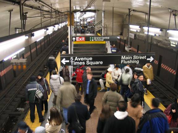 The #7 line platform at 42nd St.-Grand Central. A man was reportedly found hanging from a wire in one of the platform’s tunnels on Jan. 13.