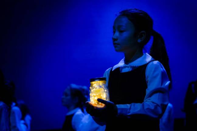 With various glowing props, the Young People’s Chorus both literally and metaphorically brought light to Lincoln Center during the group’s winter concert.