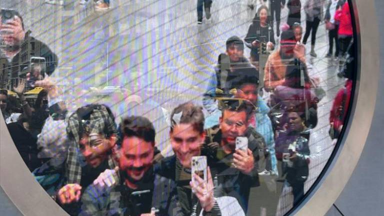 Daniel (blond in the middle) and his boyfriend (black hair on the left) in Dublin, at the corner of North Earl Street and O’Connell Street, seeing their sister, Olivia Ncuso from the portal in New York City’s Flatiron, in the junction of Broadway, Fifth Avenue and 23rd Street. Photo: Alessia Girardin