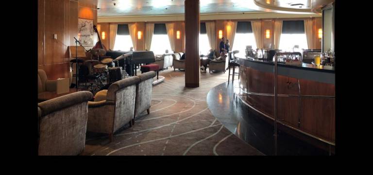 The nautical-themed Chart Room bar has live jazz nightly.